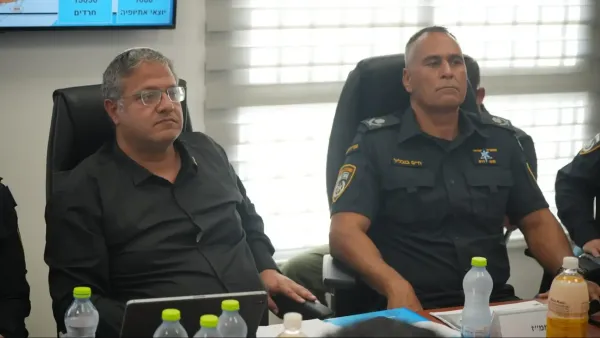 השר איתמר בן גביר ומפקדי מחוז דרום במהלך ביקור במרחב רותם