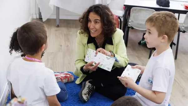 תלמידים נכנסים לבית ספר בבאר שבע לקראת פתיחת שנת הלימודים תשפ'ז
