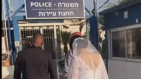 שוטרי המחוז הדרומי עוצרים שיירת חתונה שחסמה את כביש 40 בעוקף באר שבע