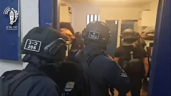 Заключённые по безопасности начали сквернословить — сотрудницы тюремной службы преподали им урок (видео)