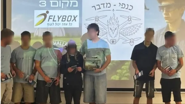 בני הנוער מ'רוח מדבר' זכו במקום הראשון בהטסת רחפנים בתחרות הארצית