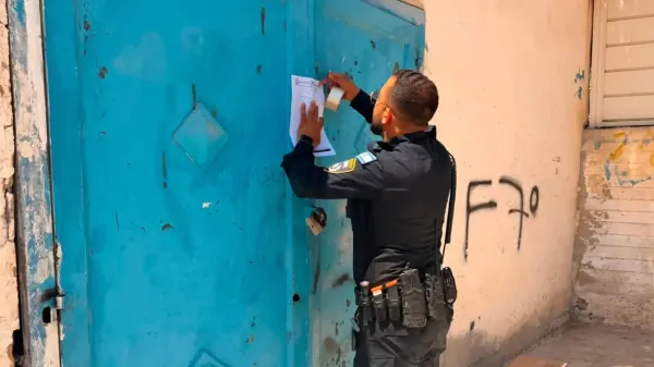 ניידת משטרה סמוך לעסקים בחורה שנסגרו בצו מנהלי