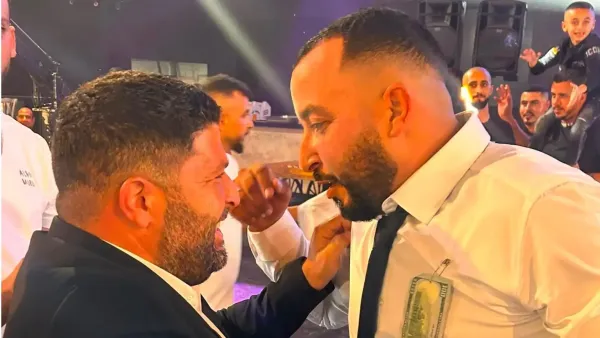 סגן השר אלמוג כהן מברך את סא״ל אכרם אלקרנאווי בחתונתו