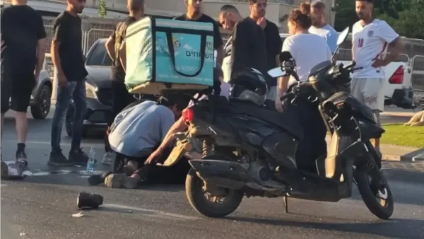 תאונה בשכונת רמות: שליח וולט נפצע ופונה לסורוקה (וידאו)