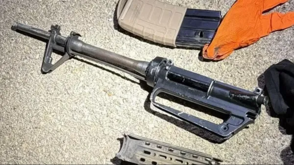 רובה M-16, מחסניות וחלקי נשק שאותרו בעקבות המרדף המשטרתי