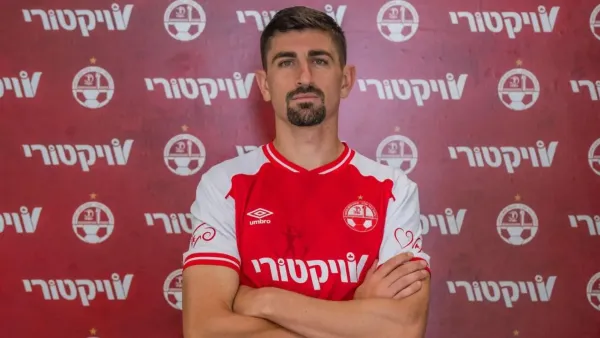 עידן נחמיאס לאחר חתימתו בהפועל באר שבע