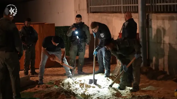 עובדים הטמינו נשק ותחמושת בחצר גן ילדים (וידאו)