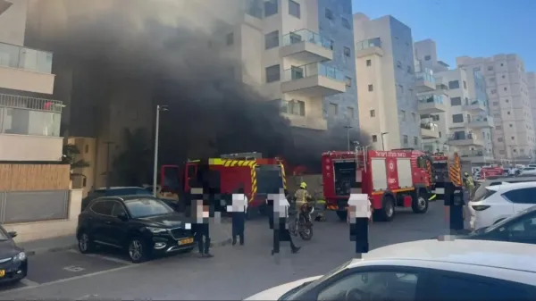 חשד ללכודים בשריפה בבניין מגורים בנתיבות, לוחמי האש סורקים את הזירה