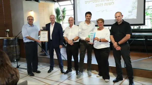 פרופ' איתן וירטהיים מעניק את אות ההצטיינות לפרופ' שלומי קודש ולנציגי הנהלת סורוקה
