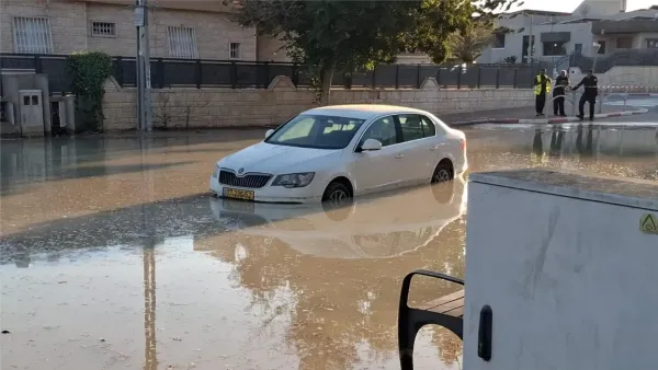 פיצוץ מים אדיר בשכונת רמות בבאר שבע: כלי רכב הוצפו כמעט עד הגג, נזקים לתשתיות