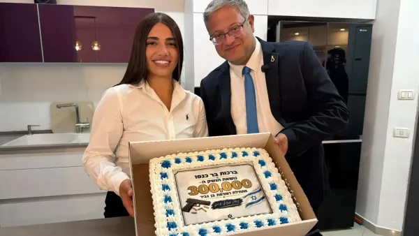 איתמר בן גביר מעניק לבר כנפו מבאר שבע רישיון נשק ועוגה לציון הרישיון ה-300 אלף