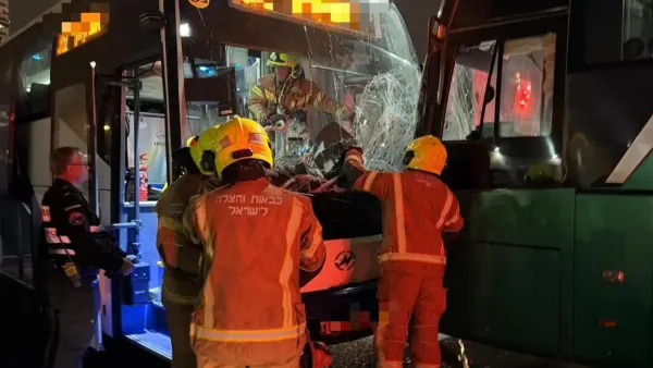 שני אוטובוסים התנגשו בתחנה המרכזית בבאר שבע, נהג נלכד וחולץ