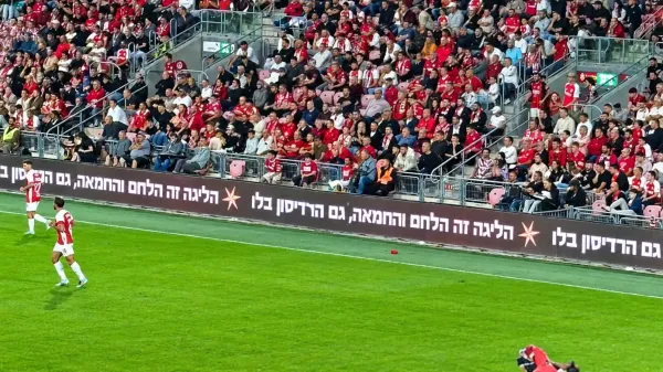 מה עושה מלון בבוקרשט על השלטים בטרנר? 