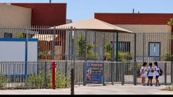 הורים בכרמית מאשימים: ''עובדת ניקיון הטיחה את ראשו של תלמיד''; המועצה הורתה להרחיקה