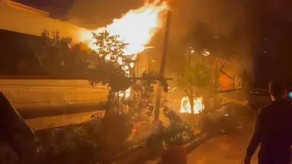 אירוע מסוכן: שלושה מבנים יבילים ורכב מסחרי נשרפו בלב שכונה ג', נפתחה חקירה