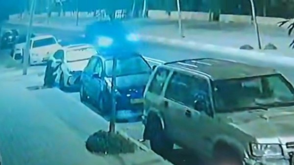 תיעוד מקומם מבאר שבע: חיכה שהסיור יעבור - וגנב את הרכב בדקה