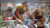 צפו: ביקש לראות אייפונים מדוכן בקניון בבאר שבע - ונמלט עם הסחורה