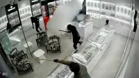 רעולי פנים פורצים לחנות תכשיטים באופקים, החנות מתמלאת עשן, והחשודים נמלטים החוצה