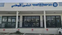 צילום של לוחית חניה לנכה על שמשת רכב כחול-לבן, עם סימון כיסא הגלגלים במרכז.