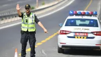 שוטרי אגף התנועה במהלך אכיפה בכביש בין-עירוני