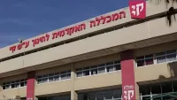 אולם בית משפט ריק עם מסמכים על השולחן - המחשה לפסק דין בנושא חופש הביטוי ופיטורים