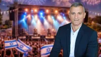 במה מוארת עם הופעה חיה לקהל גדול - המחשה לחגיגות יום העצמאות בעומר