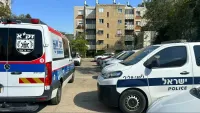 כוחות זק"א מחוץ לבניין מגורים בבאר שבע לאחר איתור אישה ללא רוח חיים בדירתה