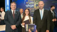 הודיה כהן מניר עקיבא זוכת חידון התנ''ך העולמי לנוער תשפ''ו בטקס בתיאטרון ירושלים