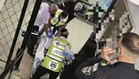ניידת זק"א מחוץ לבניין מגורים בבאר שבע בעת טיפול בזירה טראגית של קשיש שנמצא ללא רוח חיים