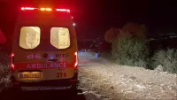 אמבולנס מד"א בזירת חירום סמוך לצומת דימונה צפון לאחר פציעת גבר באורח קשה