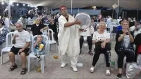 מתפללים בקבר הרב חיים חורי בבית העלמין הישן בבאר שבע במהלך ההילולה השנתית.