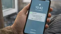 טלפון נייד עם הודעת SMS חשודה המתחזה לביטוח לאומי וברקע אזרח מודאג