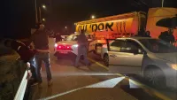 ניידות משטרה חוסמות רכב חשוד במהלך מרדף מבצעי בדרום ישראל.