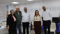 בכירי משרד החינוך מסיירים בכיתות אמית טכנולוגי בבאר שבע עם תלמידים.
