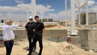 עבודות פיתוח באתר בנייה של מרכז מסחרי חדש בדימונה על רקע שכונות מגורים חדשות
