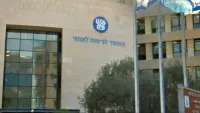 סניף הביטוח הלאומי בישראל לצד אילוסטרציה של קצבאות ותהליך אימות דיגיטלי.