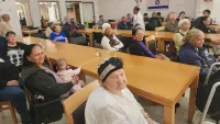 תזמורת המשטרה מופיעה בפני אזרחים ותיקים במרכז היום לקשיש של משמרות בירוחם.