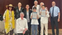 זוכי חידון התנ״ך העירוני בבאר שבע יחד עם הנהלת העיר ואנשי חינוך בטקס הגמר.