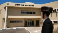 כוחות משטרה צבאית סמוך לבית בדימונה במהלך ניסיון מעצר של אברך עריק.