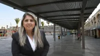 מרכז מסחרי בירוחם עם חנויות מקומיות, חזיתות משופצות ושילוט אחיד