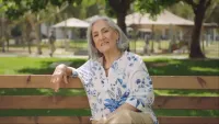 סניף של המוסד לביטוח לאומי בישראל לצד אזרחים ותיקים המקבלים שירות.