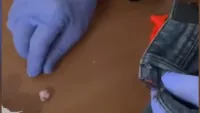 לוחמי כליאה בבית המעצר 'אוהלי עוז' במהלך חיפוש שבו אותר חומר החשוד כסם שהוסלק בבגדי עצור.
