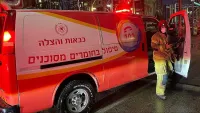 כוחות כיבוי וניטור פועלים בלילה באזור באר שבע בעקבות דיווחים על ריח חריג ודליפת חומר במפעל.