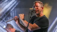 אמני ג'אז ישראלים מופיעים על במה בפסטיבל הג'אז הישראלי בלהבים מול קהל חובבי מוזיקה מהדרום.