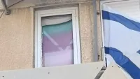 בניין מגורים שנפגע מטיל בדימונה ותושבים שפונו מבתיהם בעקבות הנזק.