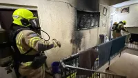לוחמי אש פועלים בבניין מגורים בדימונה לאחר שריפה בארון חשמל.