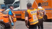כוחות הצלה בזירת נפילה מגג מפעל באזור התעשייה בבאר שבע