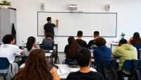 תלמידי חטיבת ביניים בישראל עם טלפונים ניידים בכיתה לפני כניסת האיסור החדש