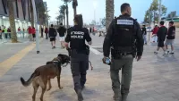 שוטרים ואוהדי הפועל באר שבע מחוץ לאצטדיון טוטו טרנר לקראת משחק העונה מול מכבי תל אביב.