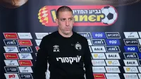רן קוז׳וך חוגג עם שחקני הפועל באר שבע אחרי הזכייה באליפות המדינה